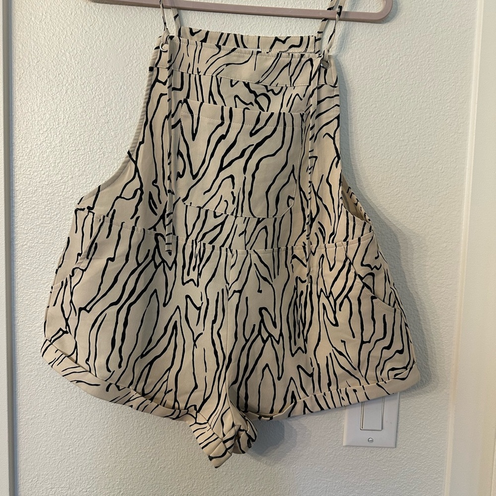 Princess Polly Black and Cream colored Patterned Short Overalls in a size 2